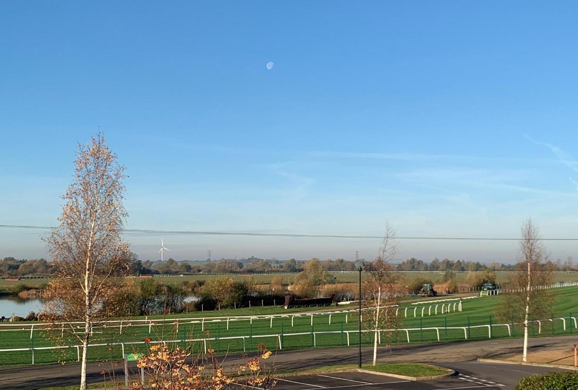 Holiday Inn Huntingdon Racecourse By Ihg Екстериор снимка
