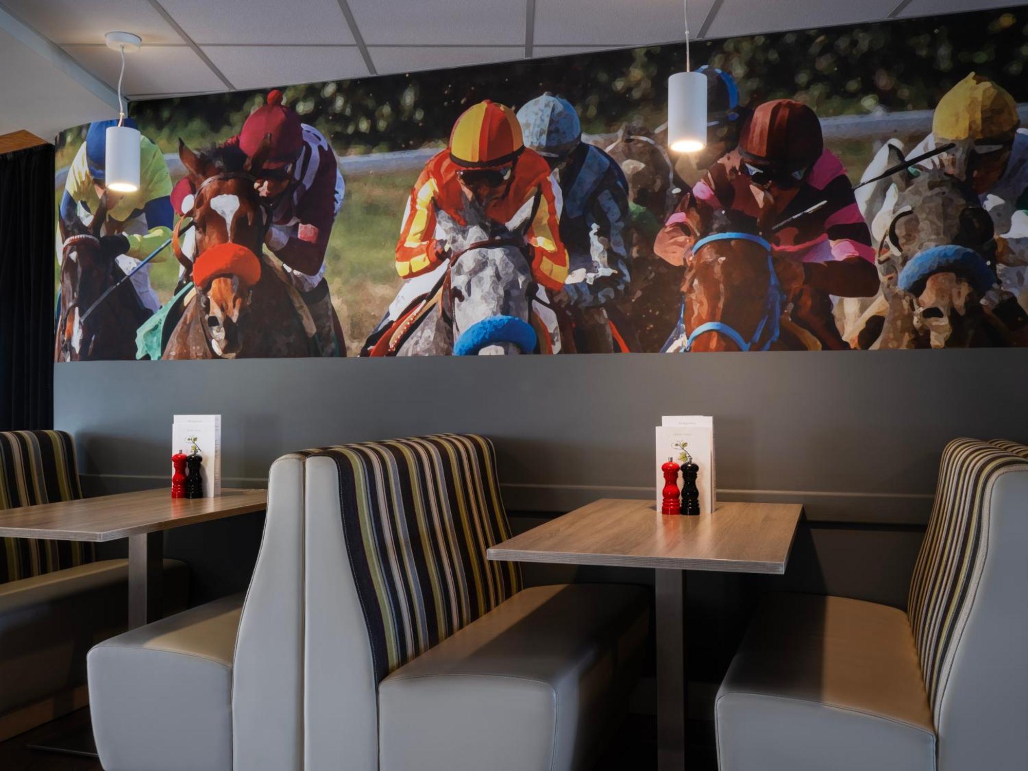 Holiday Inn Huntingdon Racecourse By Ihg Екстериор снимка