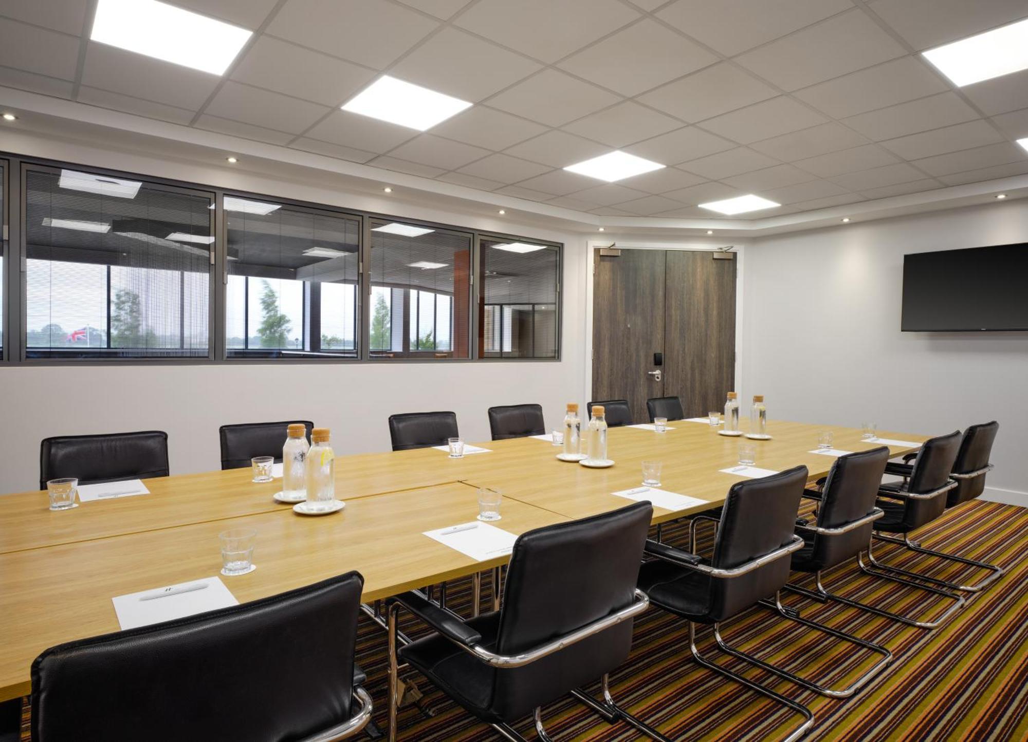 Holiday Inn Huntingdon Racecourse By Ihg Екстериор снимка