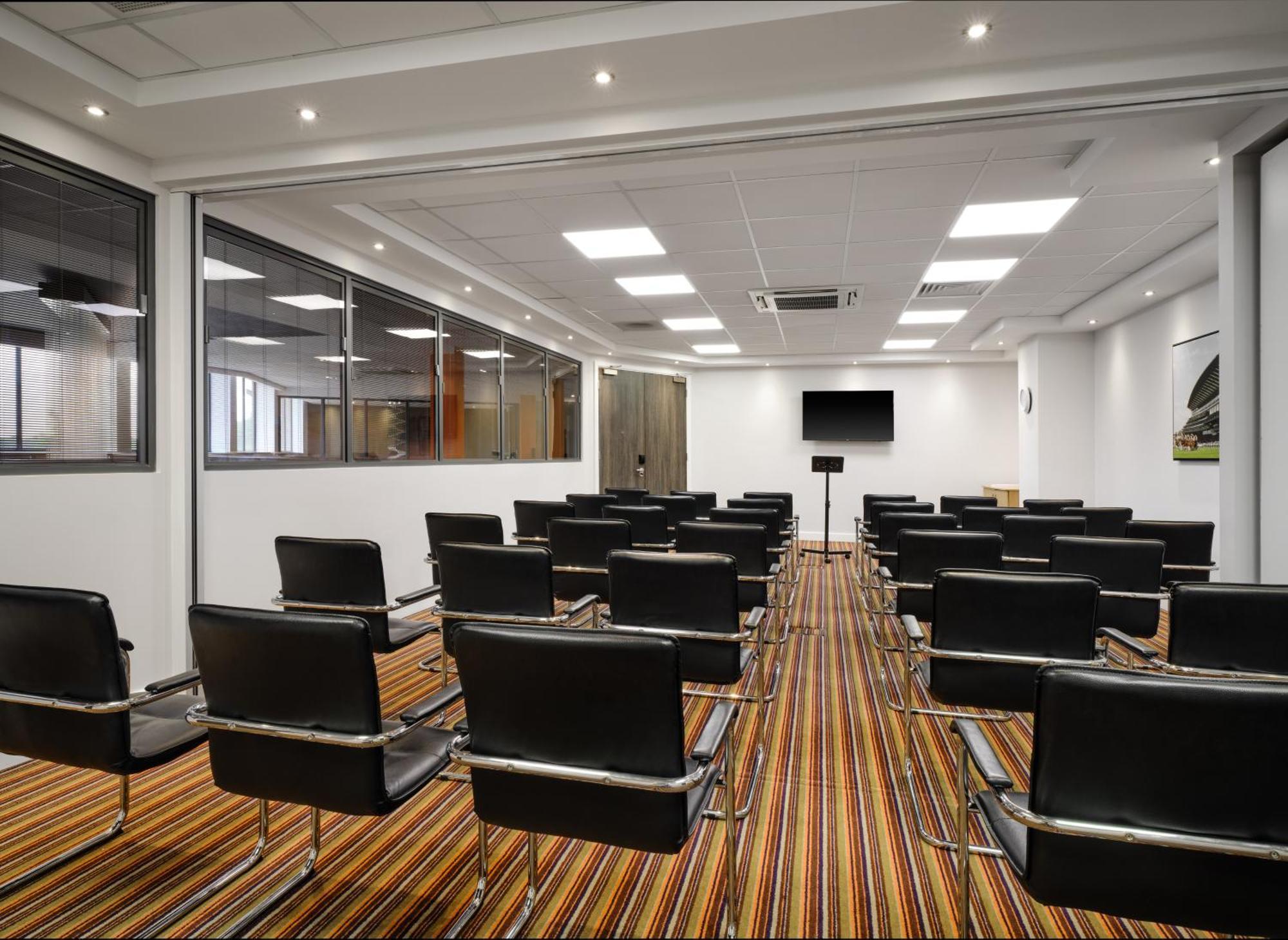 Holiday Inn Huntingdon Racecourse By Ihg Екстериор снимка