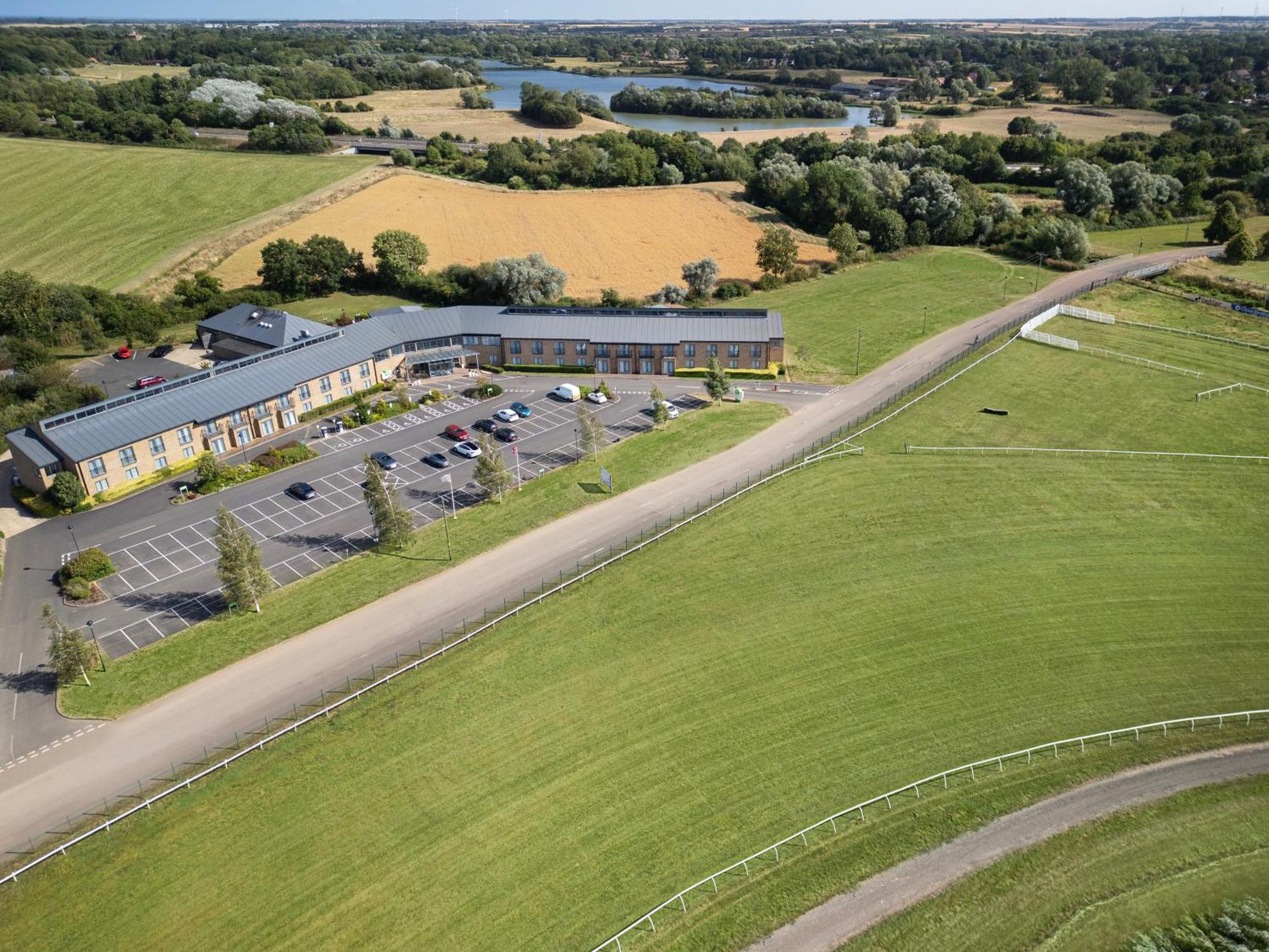 Holiday Inn Huntingdon Racecourse By Ihg Екстериор снимка